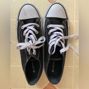 Airwalk (Converse style) low top canvas sneakers. Size 9
